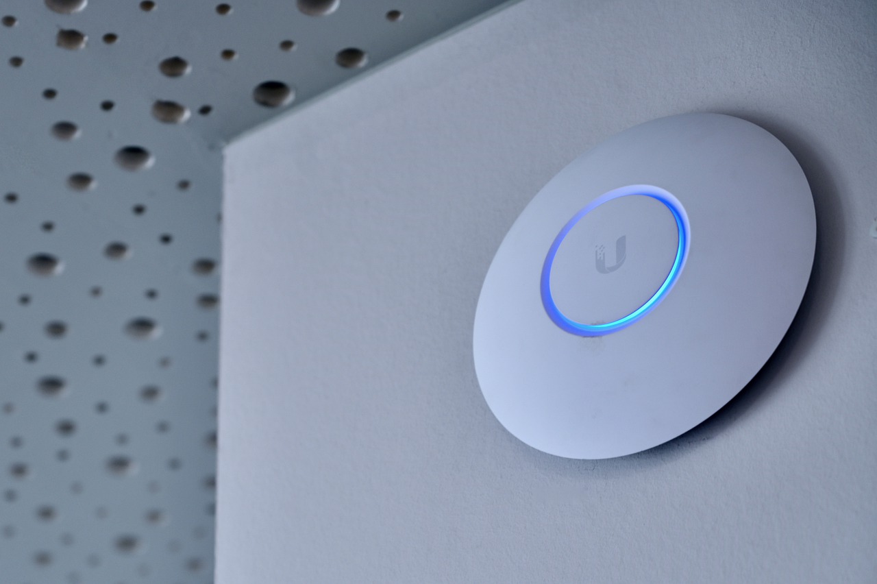Access point WiFi Ubiquiti UniFi zamontowany na ścianie