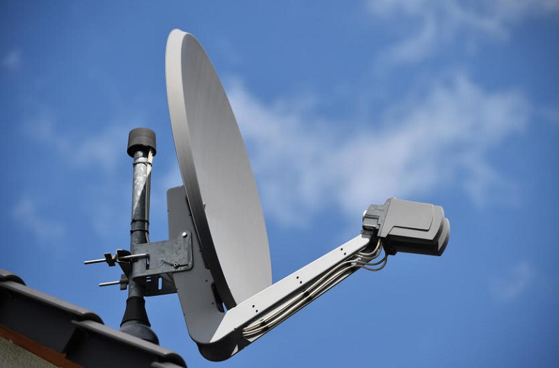 Antena satelitarna zamontowana na dachu domu jednorodzinnego