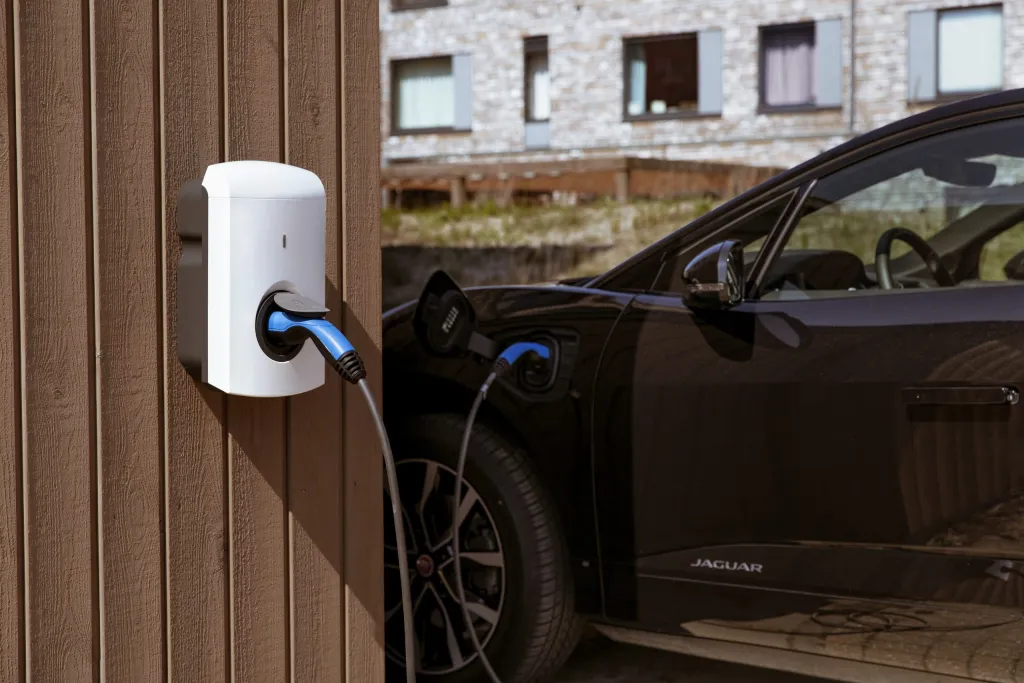 Wallbox do ładowania samochodu elektrycznego zamontowany na ścianie garażu