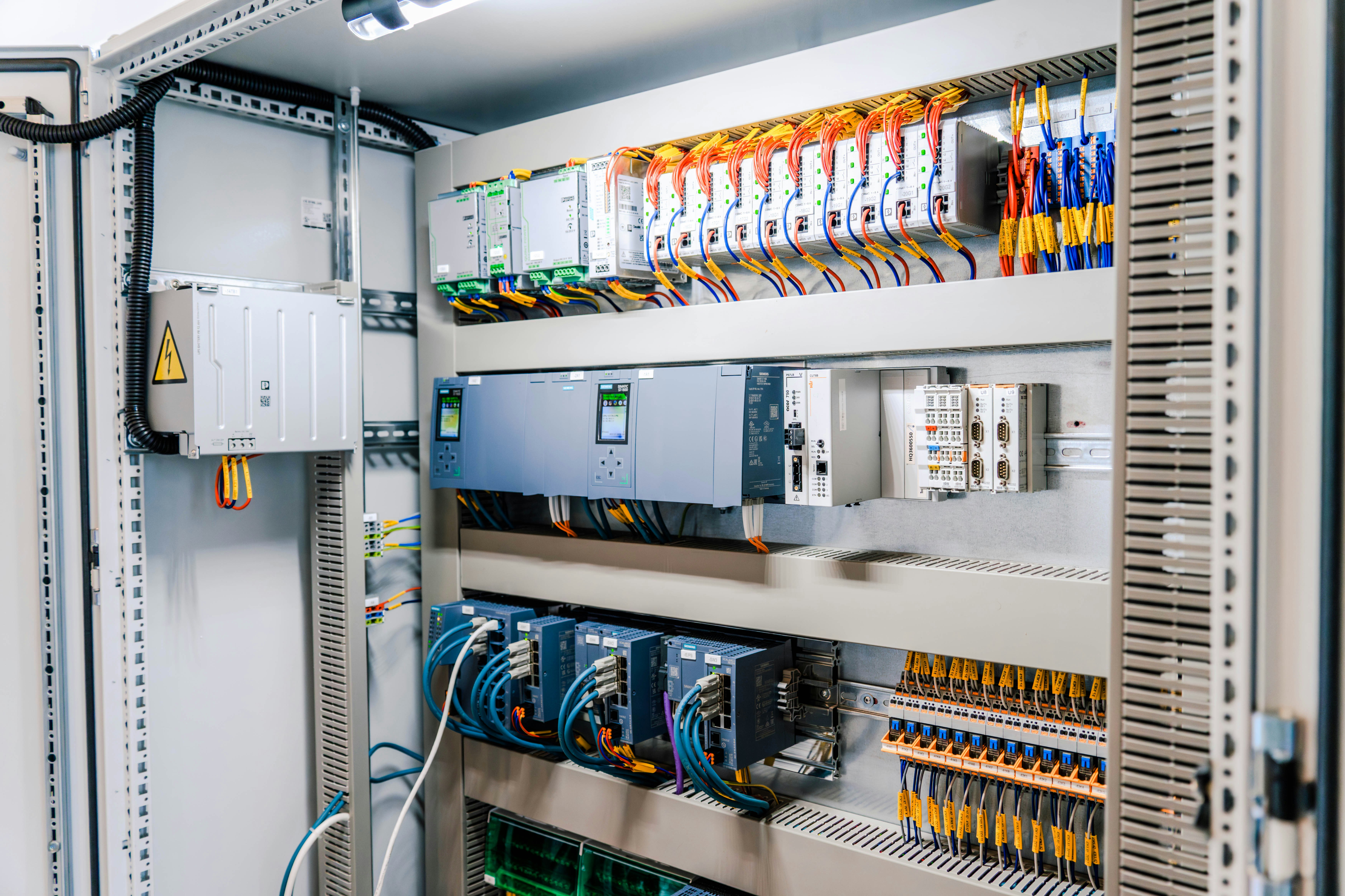Rozdzielnica elektryczna z wyłącznikami i okablowaniem w domu jednorodzinnym